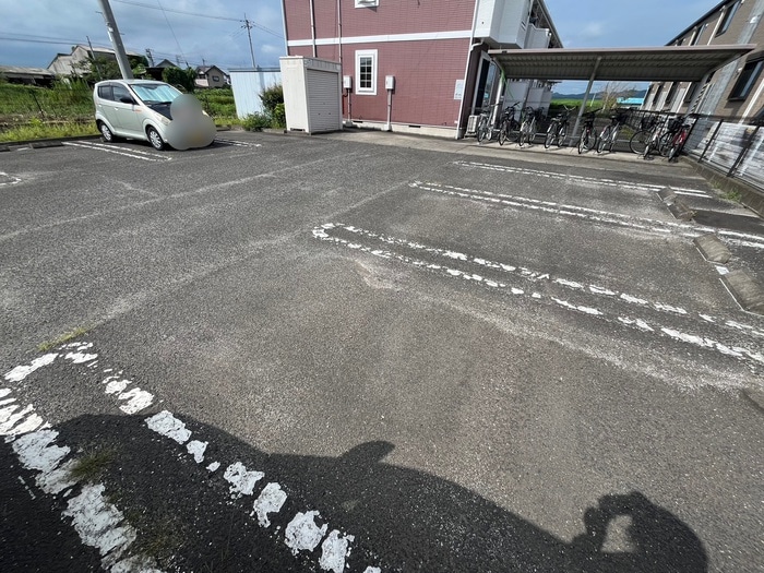 物件外観写真3　(駐車場)