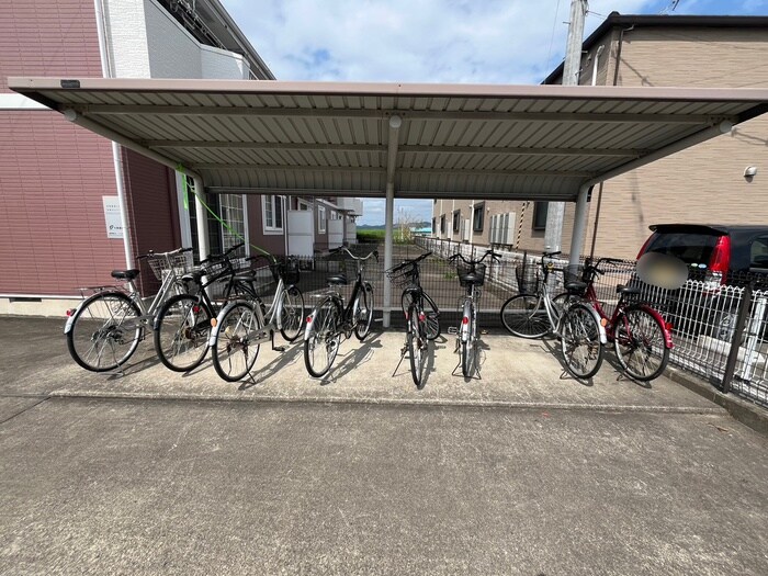 物件外観写真4　(駐輪場)