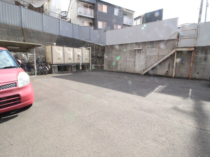 物件外観写真5　(駐車場)