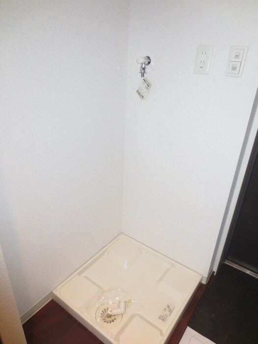 物件内観写真14　(洗濯機置場)