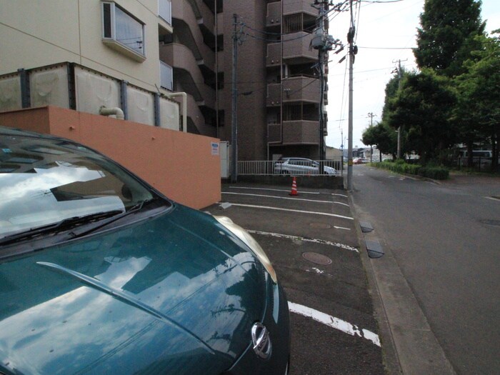 物件外観写真2　(駐車場)