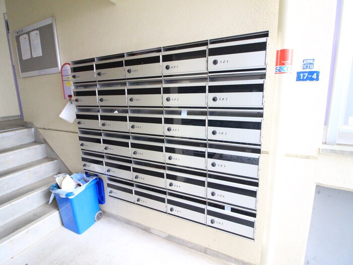 物件外観写真4　(エントランス部分)