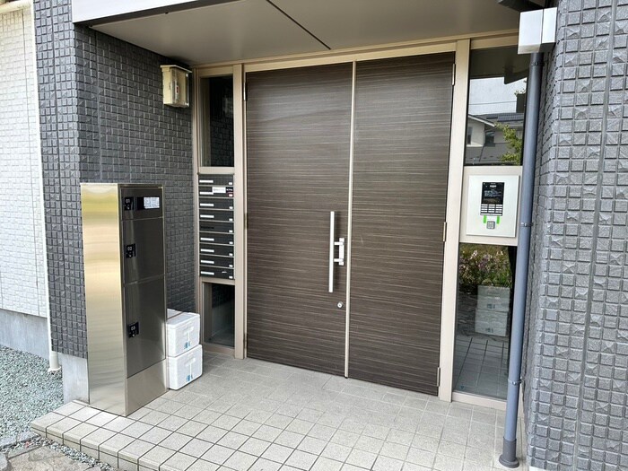 物件外観写真4　(エントランス部分)