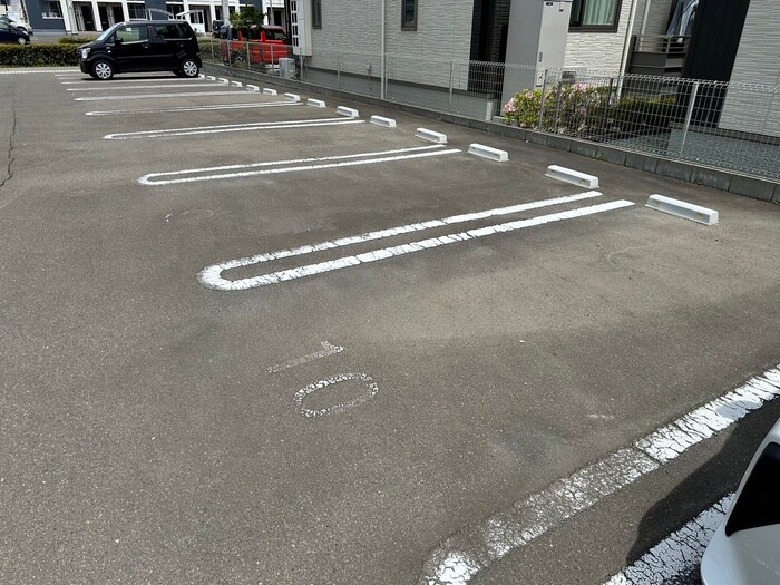 物件外観写真5　(駐車場)