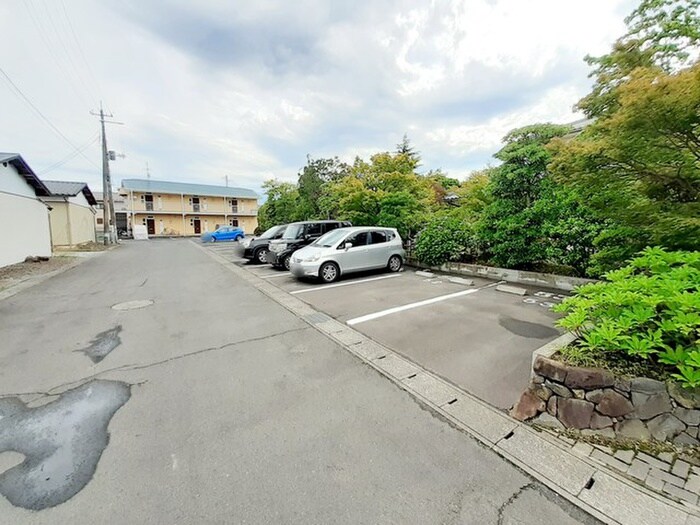 物件外観写真3　(駐車場)
