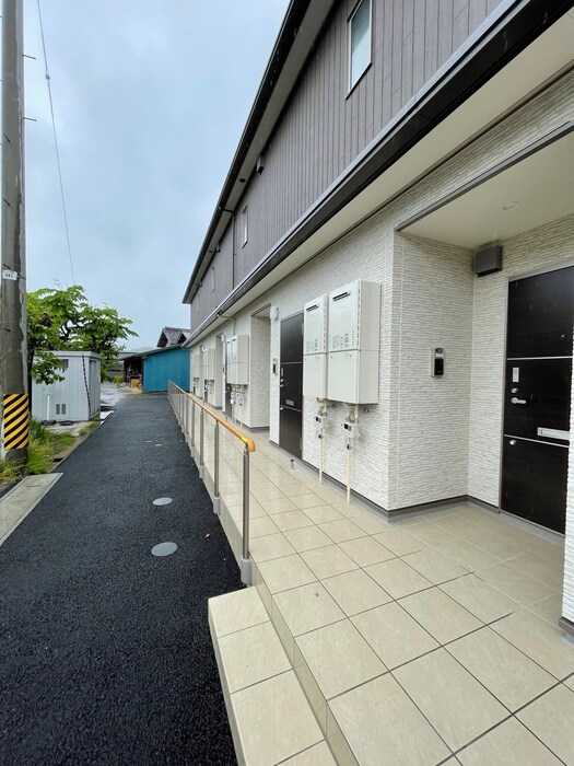 物件外観写真3　(エントランス部分)