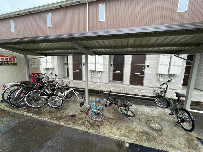 物件外観写真5　(駐輪場)