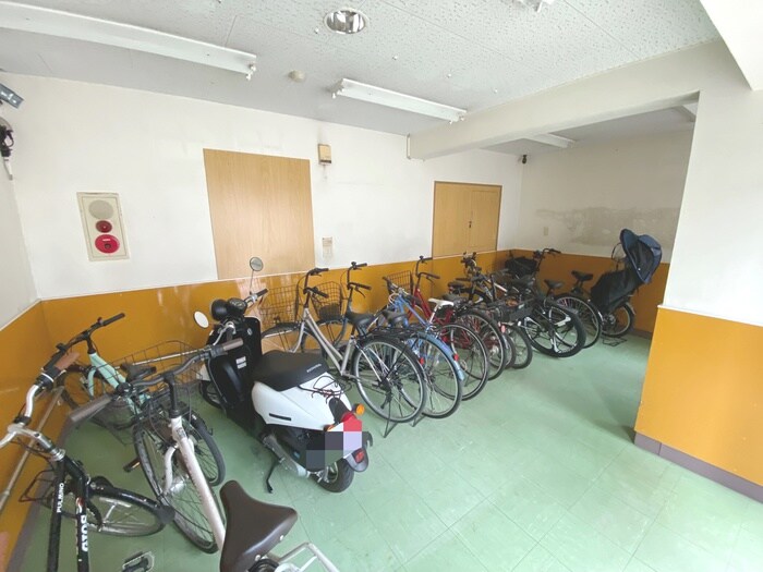 物件外観写真4　(駐輪場)