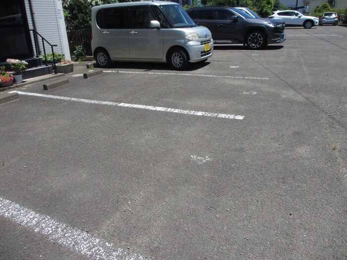 物件外観写真2　(駐車場)