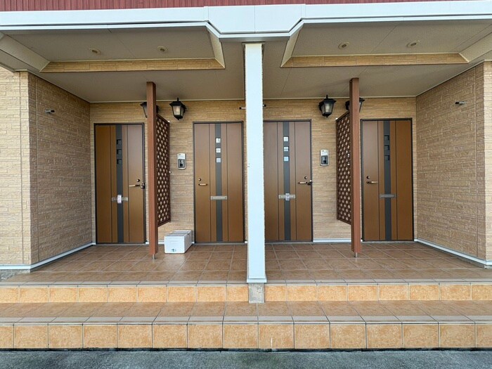 物件外観写真3　(エントランス部分)