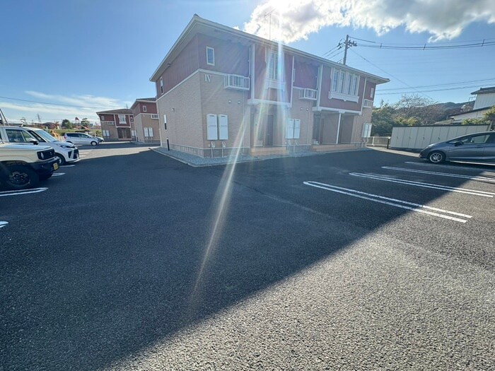 物件外観写真4　(駐車場)