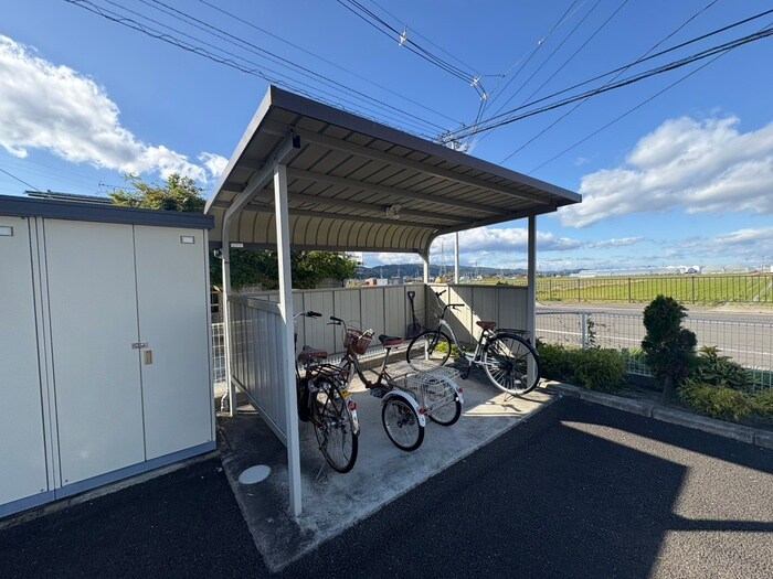 物件外観写真5　(駐輪場)