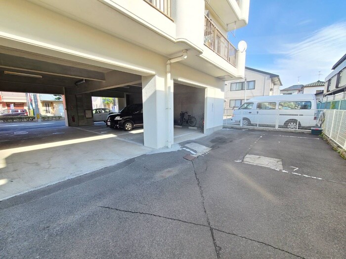 物件外観写真2　(駐車場)