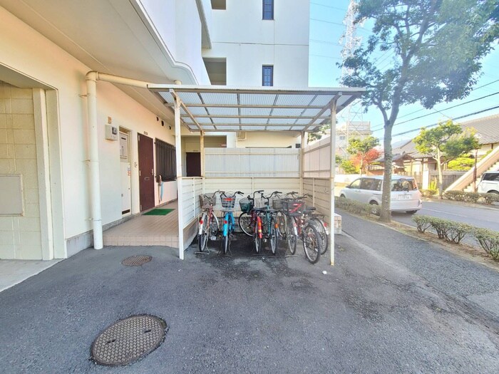 物件外観写真3　(駐輪場)