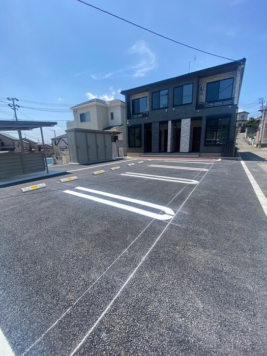 物件外観写真5　(駐車場)