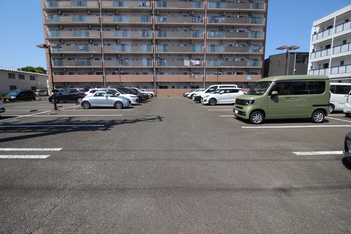 物件外観写真2　(駐車場)