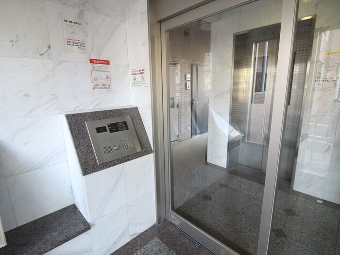 物件外観写真3　(エントランス部分)