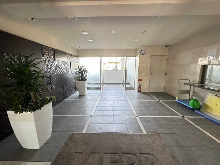 物件外観写真3　(エントランス部分)