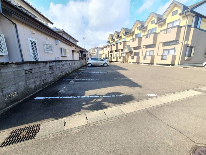 物件外観写真3　(駐車場)