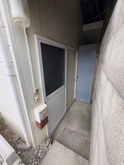 物件外観写真4　(エントランス部分)