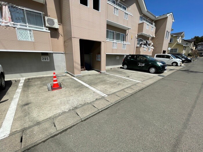 物件外観写真2　(駐車場)