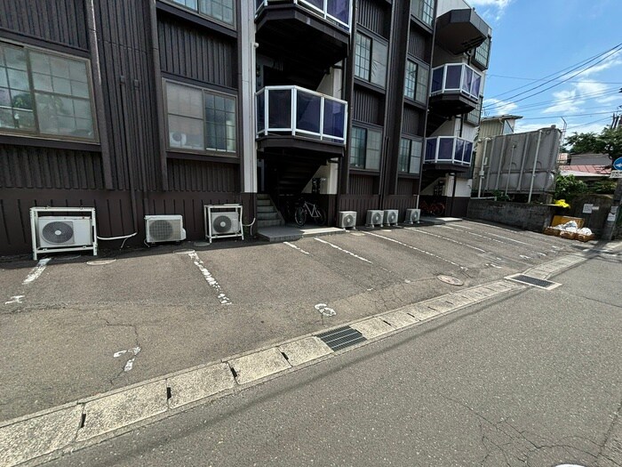 物件外観写真3　(駐車場)