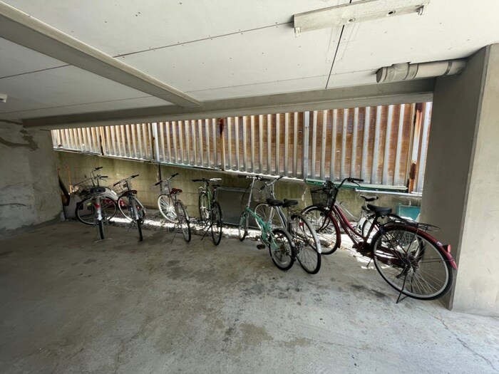 物件外観写真4　(駐輪場)