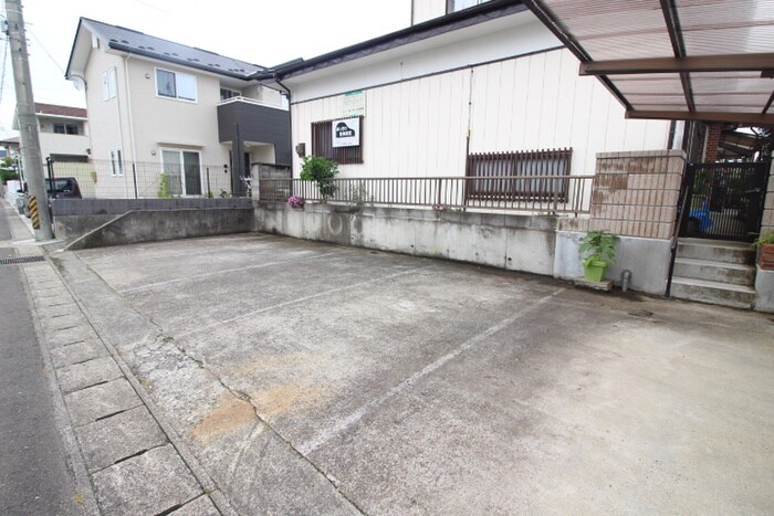 物件外観写真6　(駐車場)