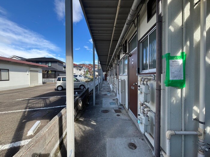 物件外観写真3　(エントランス部分)