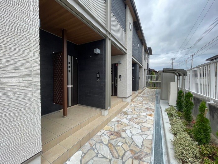 物件外観写真2　(エントランス部分)