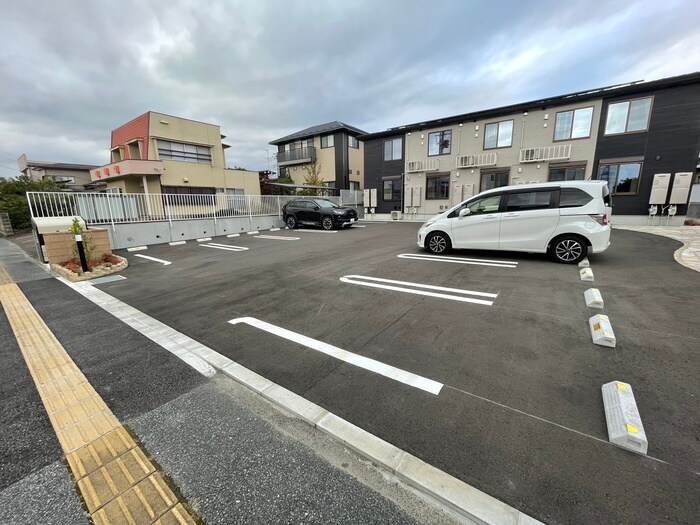 物件外観写真3　(駐車場)