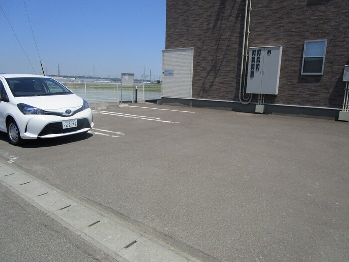 物件外観写真4　(駐車場)