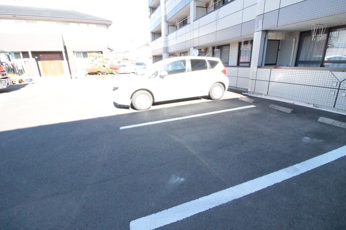 物件外観写真5　(駐車場)
