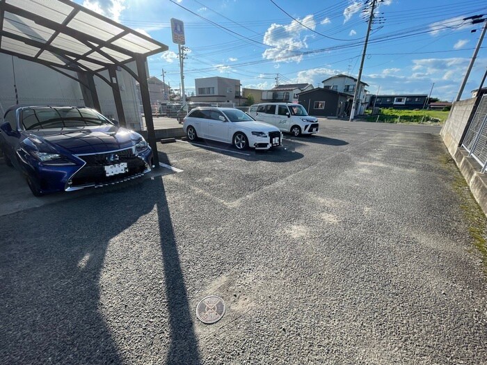 物件外観写真2　(駐車場)
