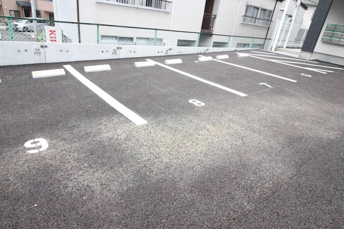 物件外観写真4　(駐車場)