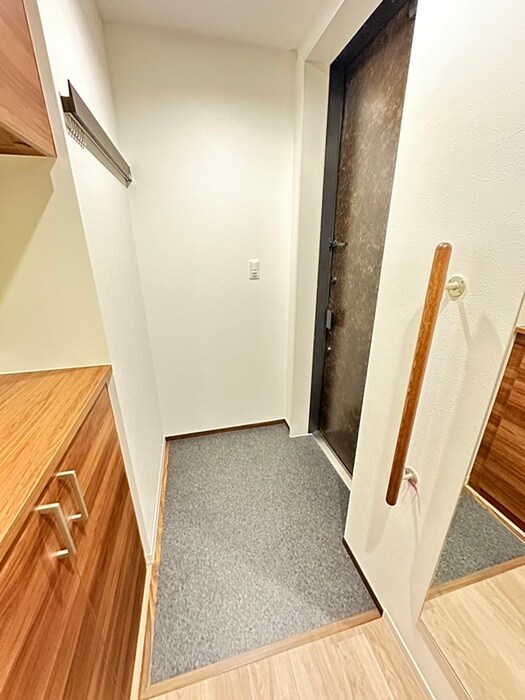 物件内観写真5　(玄関)