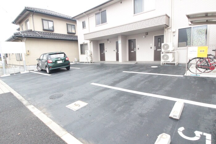 物件外観写真3　(駐車場)