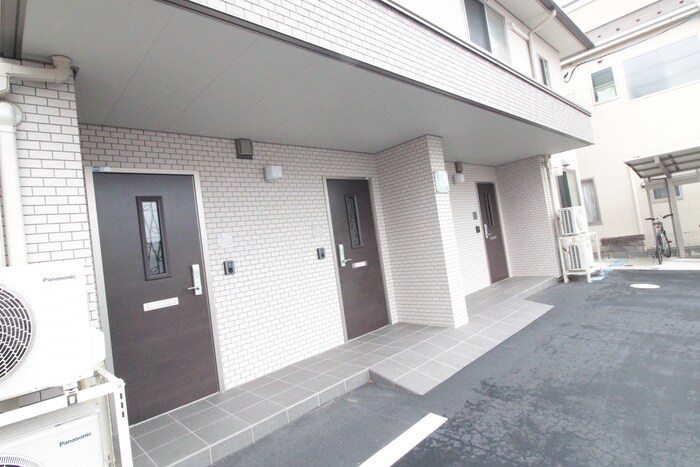 物件外観写真5　(エントランス部分)