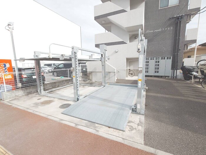 物件外観写真3　(駐車場)