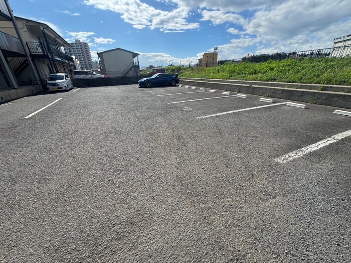 物件外観写真3　(駐車場)