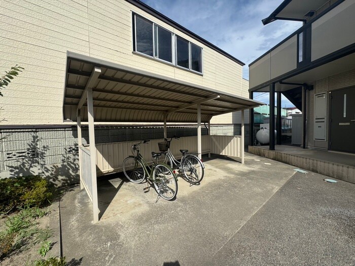物件外観写真4　(駐輪場)