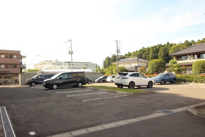 物件外観写真2　(駐車場)