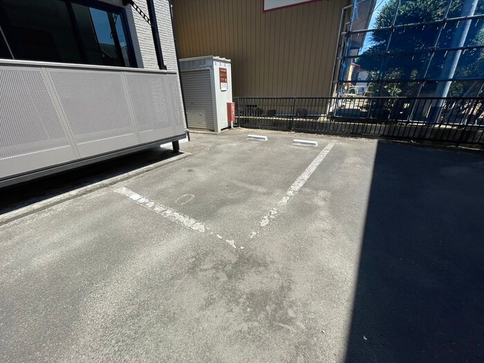 物件外観写真4　(駐車場)