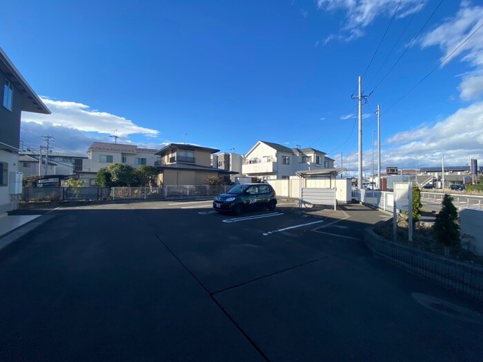 物件外観写真3　(駐車場)