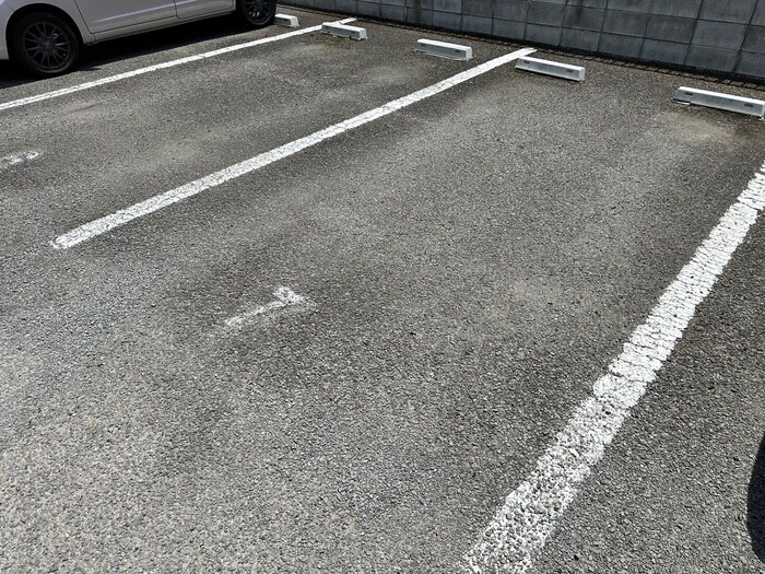物件外観写真3　(駐車場)