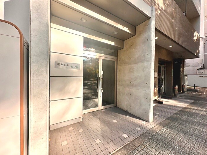 物件外観写真2　(エントランス部分)