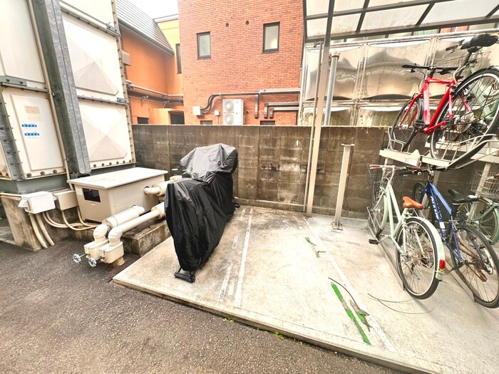 物件外観写真3　(バイク置き場)