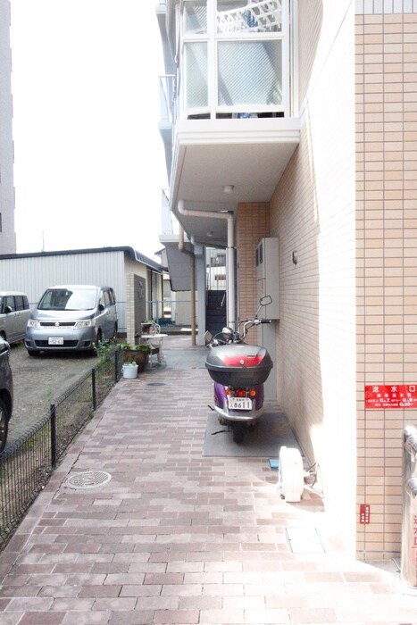 物件外観写真4　(エントランス部分)