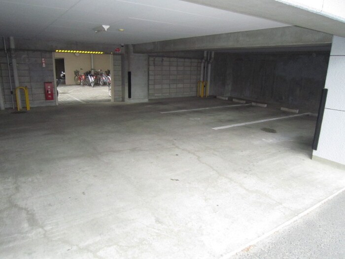 物件外観写真4　(駐車場)