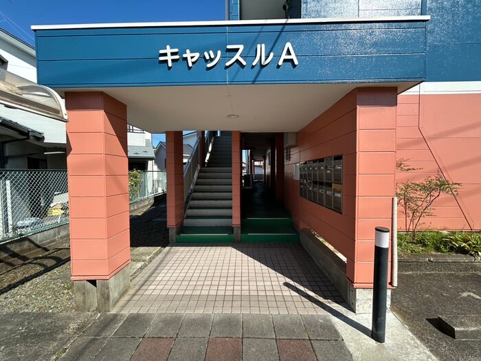 物件外観写真3　(エントランス部分)